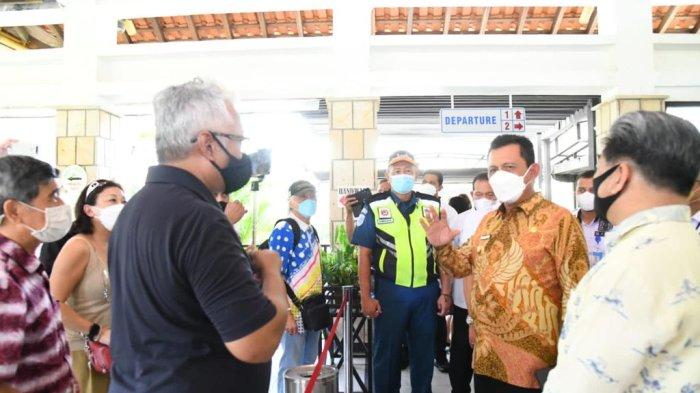 Gubernur Kepri, Ansar Ahmad waktu menyambut kunjungan wisman ke Kepri beberapa waktu lalu. (Biro Adpim Pemprov Kepri/Tribun).
