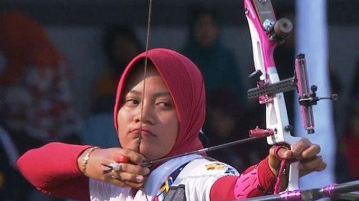 Atlet panahan Diananda Choirunisa saat berhasil menyumbangkan emas ketiga bagi Indonesia, Minggu (20/8/2017).