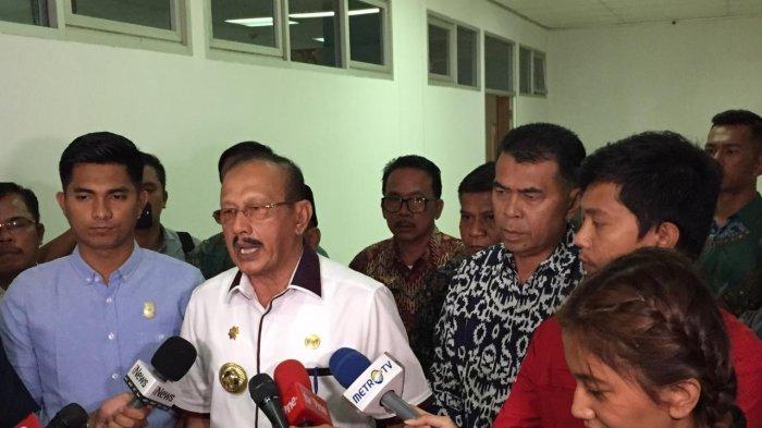 Bupati Natuna, Hamid Rizal dan Ketua DPRD Natuna, Andes Putra memberikan keterangan saat jumpa pers terkait penempatan WNI dari Wuhan, China di Ranai, Natuna, Kamis (6/2/2020)