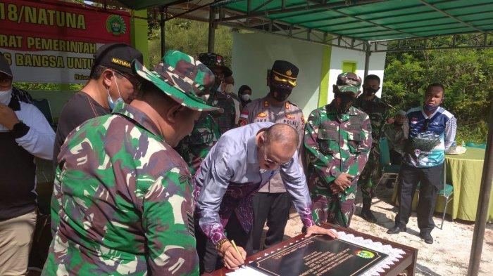 Bupati Natuna Ucap Terima Kasih, TMMD Bantu Visi Misi Pemkab Natuna. Foto Bupati Natuna Abdul Hamid Rizal menandaibatu prasasti tanda suksesnya kegiatan TMMD ke-110, di Lapangan Tembak Kodim 0318/Natuna, Jalan Batu Sisir, Sungai Ulu, Bunguran Timur, Kabupaten Natuna, Kepulauan Riau, Jumat (9/4/2021).