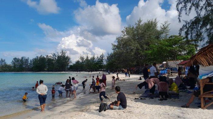 Foto suasana pengunjung padati Pantai Trikora 3, Desa Malang Rapat, Kecamatan Gunung, Kabupaten Bintan.(alfandi)