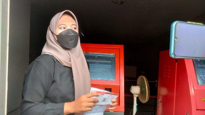 Seorang petugas PT Pelni cabang Batam, Nani menjelaskan cara cetak tiket di Pelabuhan Batu Ampar Batam.
