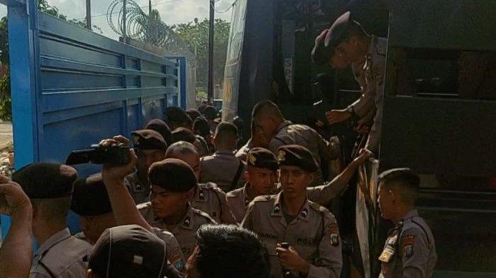 Ratusan anggota Sat Sabara Polda kepri Diturunkan dalam penggerbekan gedung yang berisi puluhan WNA di Batam