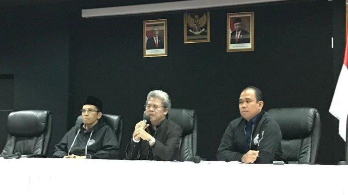 Deputi Bidang Hukum Tim Pemenangan Nasional (TPN) Ganjar Pranowo-Mahfud MD, Todung Mulya Lubis (tengah) saat memberikan keterangan pers di Gedung High End, Jakarta, Rabu (3/1/2024).