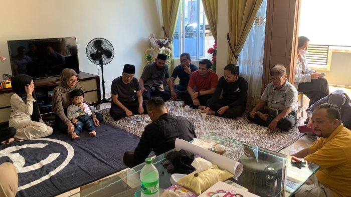 Mantan Pj Walikota Tanjungpinang, Hasan saat bertemu keluarga dan kerabat di rumahnya setelah keluar tahanan, Sabtu (3/8/2024).