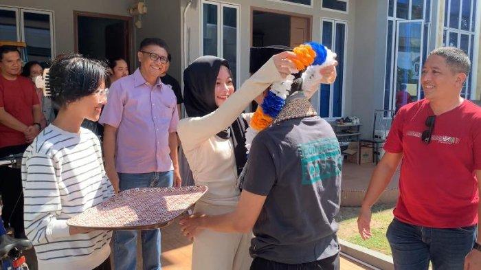 Momen eks Pj Walikota Tanjungpinang, Hasan mendapat kalungan bunga saat tiba di rumahnya, Sabtu (3/8/2024). Tersangka kasus lahan di Bintan ini keluar tahanan mulai hari ini.