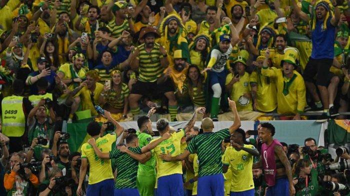 Pemain Timnas Brazil melakukan selebrasi di depan pendukungnya setelah mengalahkan Korea Selatan 4-1 di babak 16 besar Piala Dunia 2022, Senin (5/12/2022).