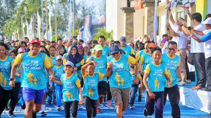 Ratusan peserta Family Run dari berbagai negara saat meramaikan Mandiri Bintan Marathon 2019 yang dilaksanakan di Area Lagoi Bay, Kawasan Pariwisata Lagoi, Sabtu (7/9/2019).