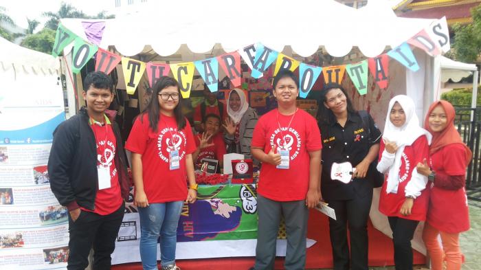 Pelajar SMA Terpilih di Batam Buka Stand, Kampanye Peduli HIV-AIDS ...
