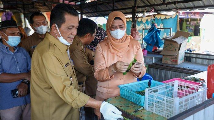 Gubernur Kepulauan Riau (Kepri), Ansar Ahmad bersama Ketua TP-PKK Provinsi, Dewi Kumalasari meninjau rencana penataan kawasan wisata Sei Enam Kijang, Selasa (7/12/2021).