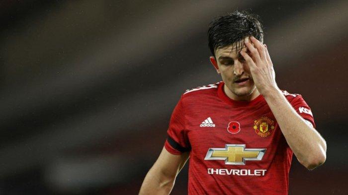 Pemain bertahan Manchester United asal Inggris Harry Maguire menunjukkan gestur kecewa setelah gawang MU kebobolan saat lawan Arsenal, Minggu (1/11/2020).