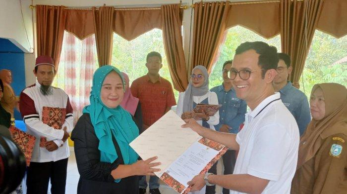 10 UMKM Binaan Yayasan Kute Siantan Peduli dan Harbour Energy sebagai penerima Sertifikasi Halal  menerima apresiasi langsung dari Ali Nasir, Acting Goverment Affairs Senior Manager Harbour Energy.