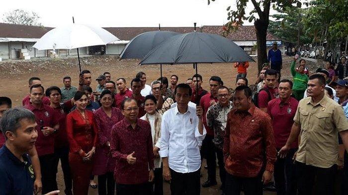 Presiden Jokowi didampingi Bupati Gianyar Made Mahayastra dan Gubernur Bali I Wayan Koster meninjau langsung revitalisasi Pasar Sukawati, Jumat (14/6/2019) pagi.
