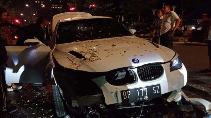 Kecelakaan Tunggal, Bagian Depan Mobil BMW Putih Hancur di Jodoh Batam ...
