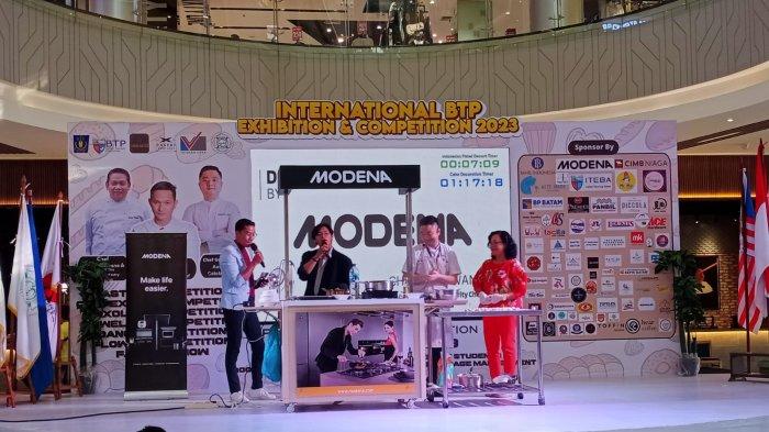 Kegiatan memasak di panggung atrium Grand Batam Mall