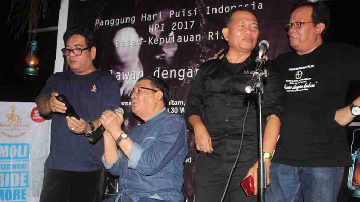 Taufik Ace Muntasi (kiri), Nyat Kadir, Bur Alimar, Cg Karmin,  kolaborasi spontan di panggung HPI 2017 rumahitam, Sabtu (22/7/2017)