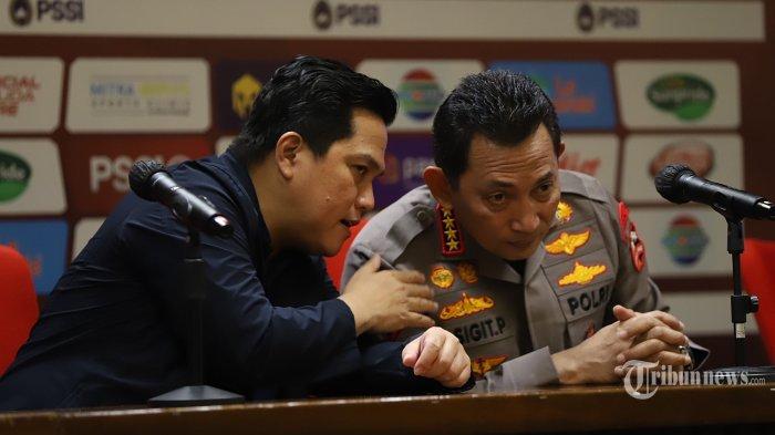 Ketua Umum PSSI Erick Thohir (kiri) berbincang dengan Kapolri Jenderal Listyo Sigit Prabowo (kanan) disela-sela konferensi pers terkait Penegakan Hukum Match Fixing di kawasan SUGBK, Jakarta Pusat, Minggu (19/2/2023). Demi menjerat para pelaku atur skor PSSI menggandeng Polri telahj menyiapkan beberapa sanksi tegas secara hokum. Tribunnews/Jeprima
