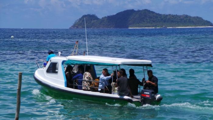 Anggota Komisi III DPR-RI melakukan kunker peninjauan ke Pulau Senoa, tempat lokasi wisata yang berjarak 30 menit dari Ranai, Ibukota Natuna, Kepulauan Riau (Kepri), Senin (13/4/2015).