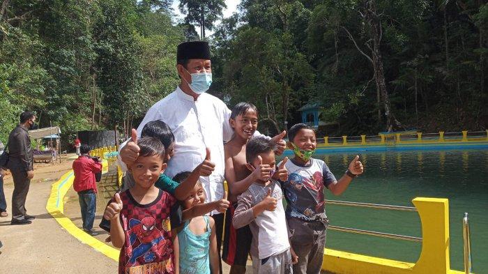 Gubernur Kepri, Isdianto foto bersama anak-anak saat mengunjungi destinasi wisata Air Terjun Neraja, di Kecamatan Jemaja Timur, Kabupaten Kepulauan Anambas, Minggu (6/9/2020).