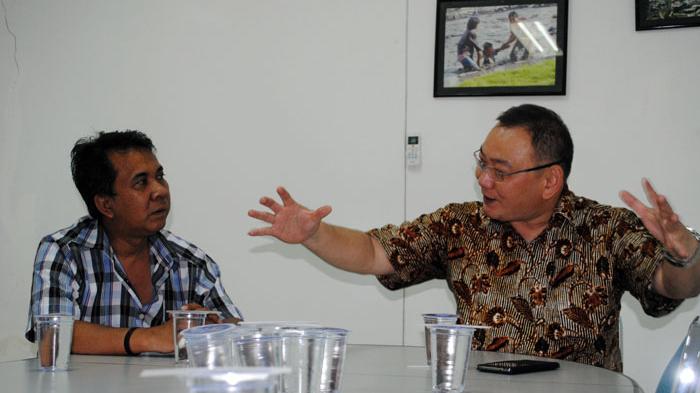 Haripinto Tanuwidjaja, anggota DPD RI dari Kepulauan Riau ke dapur redaksi Tribun Batam, Selasa(3/11/2015), yang disambut secara langsung oleh Pemimpin redaksi Tribun Batam, Richard Nainggolan dan beberapa awak redaksi