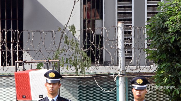 Seorang warga binaan melihat upacara peringatan hari Bhakti Pemasyarakatan ke-52 di Lapas Cipinang, Jakarta, Rabu (27/4/2016)