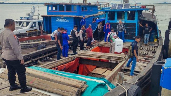Pengawalan yang ketat dari TNI-Polri, Bawaslu serta Bea Cukai dalam pendistribusian logistik Pilkada Karimun ke pulau-pulau