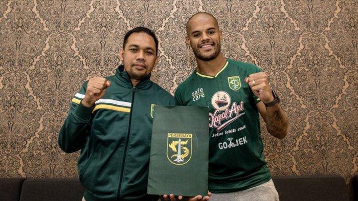 Manajer Persebaya Candra Wahyudi dan David da Silva usai penandatanganan kesepakatan kontrak Rabu (19/6/2019) pagi.