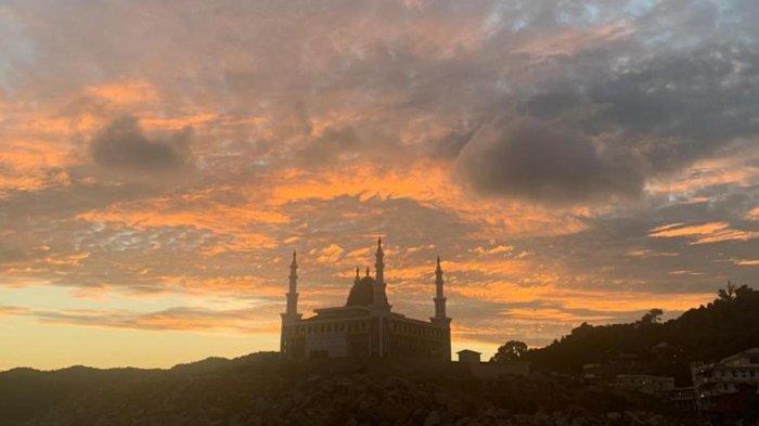 Masjid Agung Baitul Ma'mur Anambas di Kecamatan Siantan, Kabupaten Kepulauan Anambas, Provinsi Kepri. Bangunan megah ini kini menjadi ikon wisata religi di Anambas.