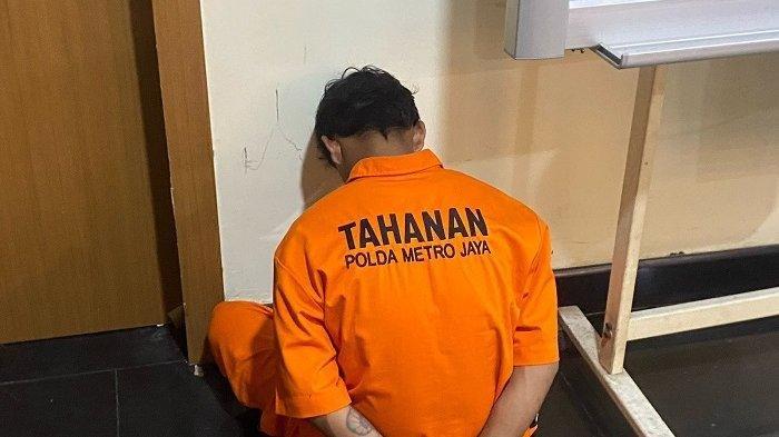 MAYAT DALAM KARUNG - Tersangka pembunuhan pria dalam karung di Batu Ceper, Tangerang bernama Nana alias Ragil (23) ditampilkan saat konferensi pers pengungkapan kasus di Polda Metro Jaya, Jakarta, Jumat (25/4/2025). Terlihat tersangka hanya tertunduk lesu saat itu.