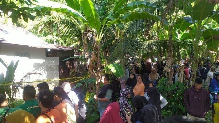 MUTILASI : Suasana di lokasi dugaan penguburan korban lainnya dari pelaku mutilasi di Kabupaten Padang Pariaman, Kamis (19/6/2025). Pelaku diduga membunuh sejumlah wanita dan menguburkannya di dalam sumur. Warga memadati lokasi menyaksikan proses pemeriksaan dan pembongkaran tersebut.