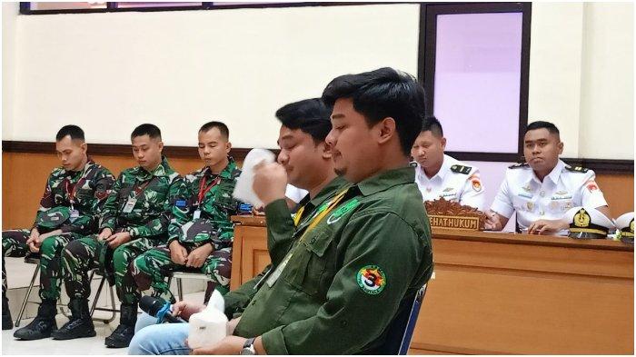 SIDANG LANJUTAN KASUS BOS RENTAL - Anak korban penembakan bos rental menangis saat menjelaskan kronologi penembakan, Selasa (18/2/2025). Keluarga bos rental mobil, Ilyas Abdurrahman, memberikan pernyataan mengejutkan saat sidang lanjutan kasus penembakan Ilyas yang digelar di Pengadilan Militer Jakarta II-08 di Jakarta pada Senin (3/3/2025).