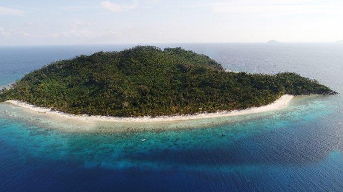 Objek Wisata - Pulau Durai, merupakan lokasi konservasi penyu sekaligus tempat untuk berekreasi bagi wisatawan menikmati diving, snorkeling dan menyusuri putihnya pasir pantai. Pulau Durai Anambas salah satu objek wisata alam yang indah.