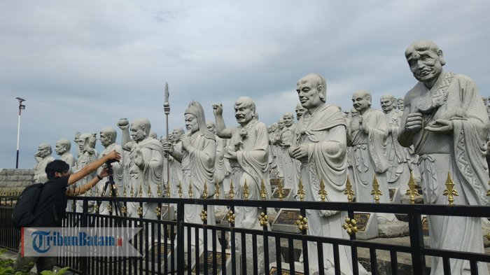 Objek Wisata Vihara Patung Seribu di Tanjungpinang.