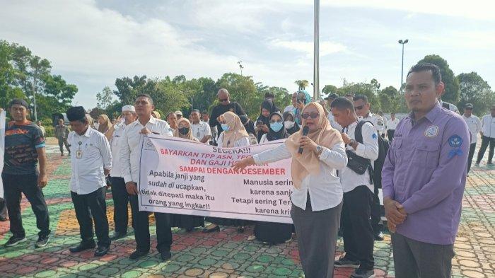 AKSI - Ratusan massa aksi Ikatan Pendidik Nusantara (IPN) menggelar aksi damai di depan Kantor Bupati Karimun, Rabu (8/1/2025).