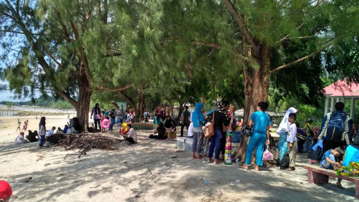 Suasana warga berwisata di Pantai Pongkar Karimun, Kepri.