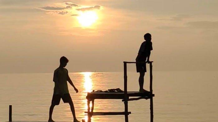 WISATA DI LINGGA - Pantai Sunset di Kampung Pane, Desa Sungai Buluh, Kecamatan Singkep Barat, Kabupaten Lingga, Provinsi Kepri.