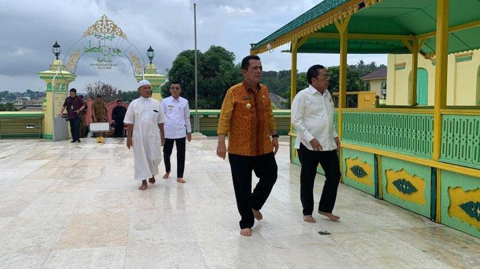 PULAU PENYENGAT -  Gubernur Ansar Ahmad bersama Wakajagung Ri Ketika Mengunjungi Pulau Masjid Penyengat