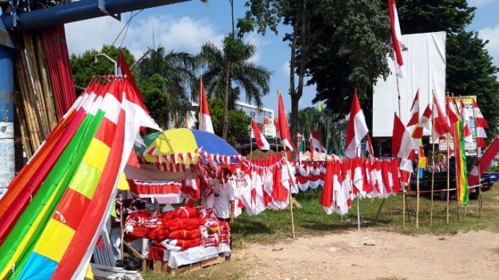 Pedagang bendera dan pernak-pernik HUT RI di Sagulung, Batam, Sabtu (28/7/2018).