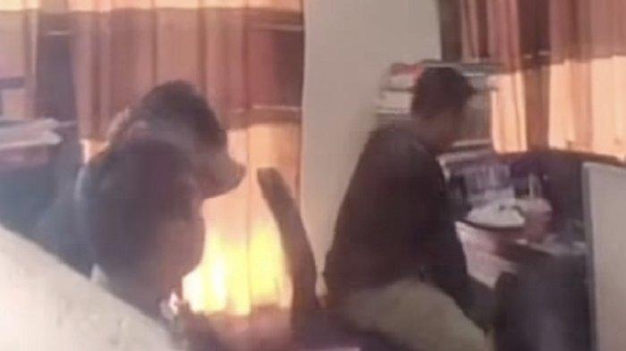 AYAH BUNUH ANAK - Polres Dharmasraya berhasil menangkap pelaku pembunuhan anak tiri di Nagari Koto Baru, Kecamatan Koto Baru, Kabupaten Dharmasraya pada Kamis (15/5/2025). Pelaku penganiayaan anak tiri telah amankan di Mapolres untuk penyelidikan lebih lanjut.