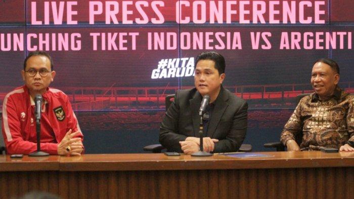Cak Lontong (paling kanan) bersama Ketua Umum PSSI Erick Thohir, dan Wakil Ketua Umum Zainudin Amali dalam peluncuran tiket Timnas Indonesia vs Argentina, Senin (29/5/2023).