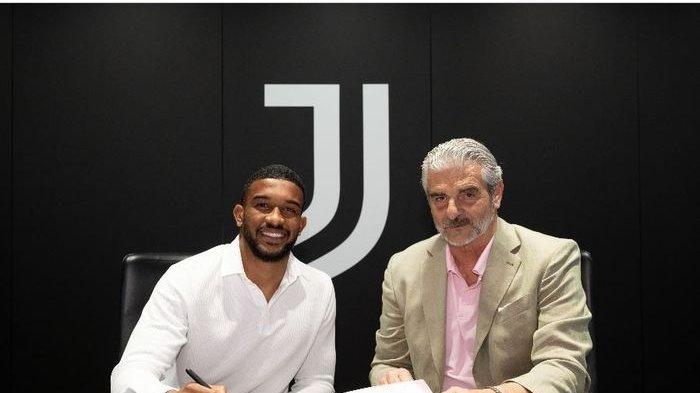 Pemain anyar Juventus Gleison Bremer tengah berpose saat menandatangi kontrak bersama Bianconeri.