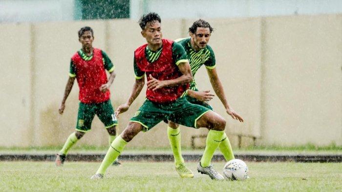 Pemain muda Koko Ari Araya (depan) bertarung dengan Mahmoud Eid pada sesi latihan Persebaya di lapangan Jenggolo Sidoarjo.