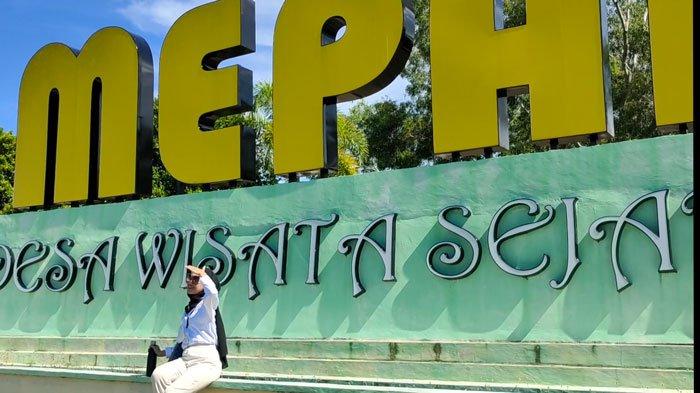 Salah orang pengunjung berwisata di Pulau Mepar, Kecamatan Lingga, Kamis (17/6/2021).