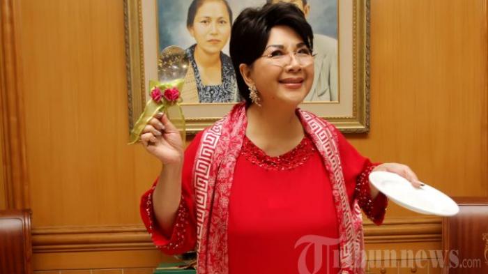 Penyanyi legendaris Titiek Puspa yang memiliki nama asli Sudarwati saat merayakan ulang tahunnya yang ke-76 tahun di Puspa Catering, pancoran Timur, Jakarta Selatan, Jumat (1/11/2013).