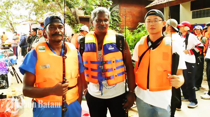 Peserta lomba memancing ikan lele di kolam pancing kecamatan papar