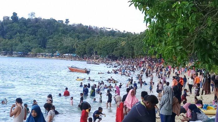 Ribuan pengunjung menikmati liburan awal tahun 2020 di Pantai Pelawan Karimun.