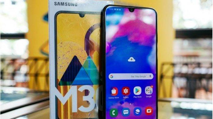 Samsung Galaxy M30s dan kotak kemasannya