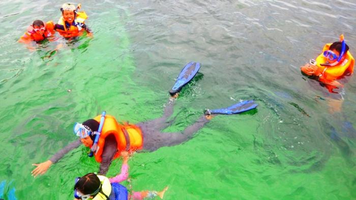 Snorkeling di Pulau Abang tampak diminati para wisatawan.