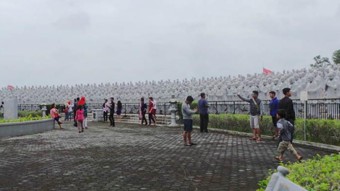 Sejumlah wisata mengunjungi Vihara Patung Seribu di Tanjungpinang