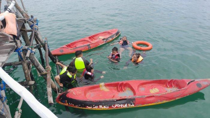 Suasana saat wisatawan berkunjung di Kelong Apung Bintan Jaya Kabupaten Bintan Kepri.